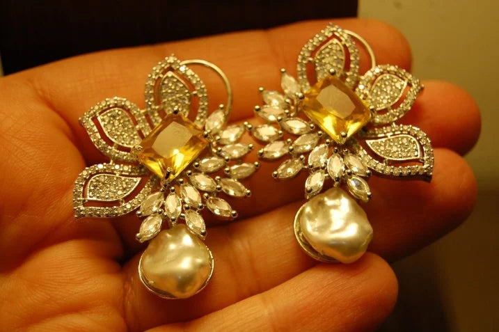ZIRCON EARRINGS IN YELLOW