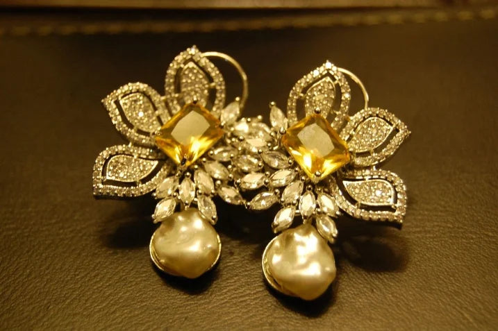 ZIRCON EARRINGS IN YELLOW