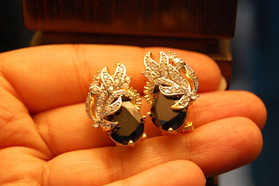 ZIRCON & BLACK STONE EARRINGS
