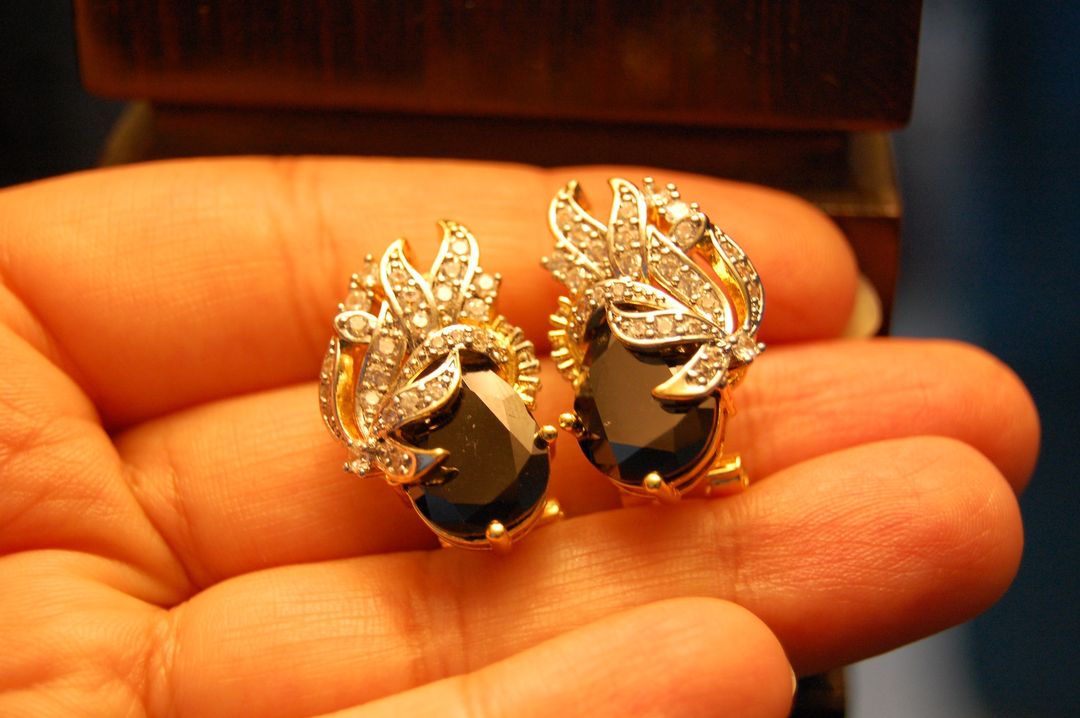 ZIRCON & BLACK STONE EARRINGS