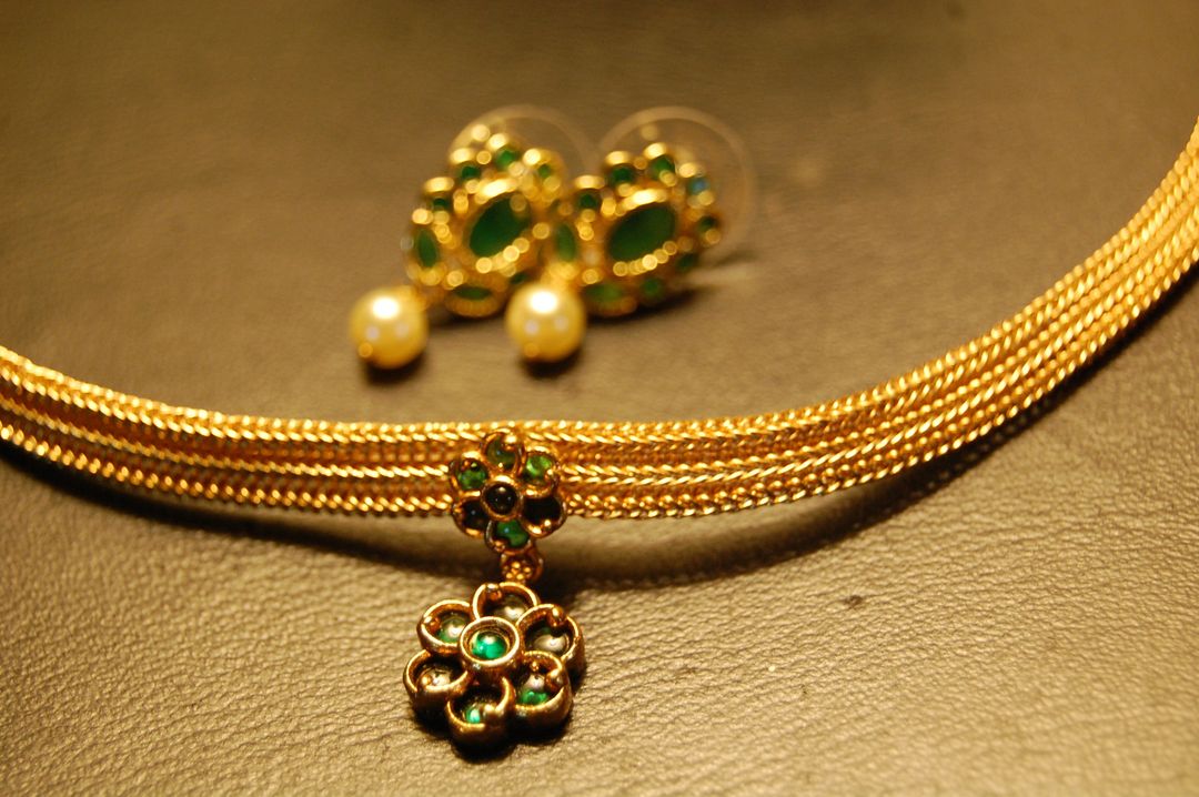 DELICATE FLORAL CHOKER SET IN GREEN