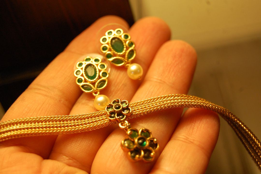DELICATE FLORAL CHOKER SET IN GREEN