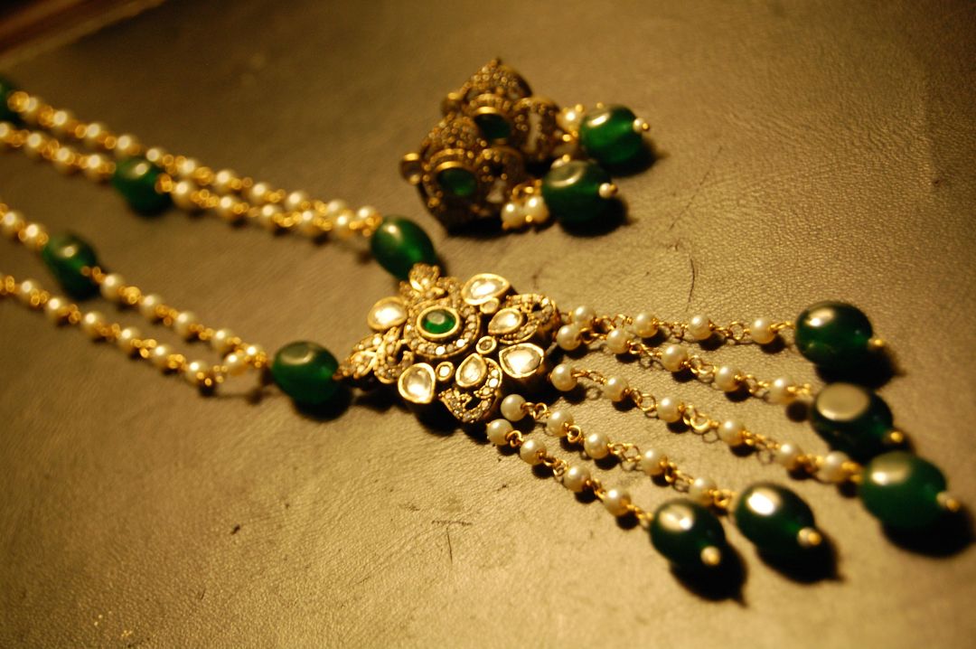 GREEN NECKLACE SET KUNDAN & PEARLS STRING