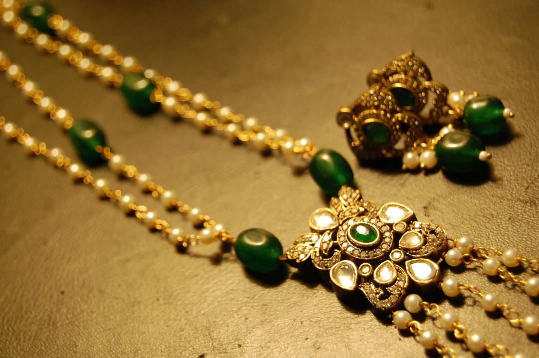 GREEN NECKLACE SET KUNDAN & PEARLS STRING