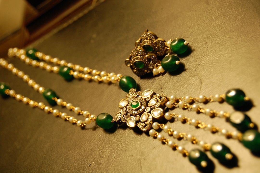 GREEN NECKLACE SET KUNDAN & PEARLS STRING
