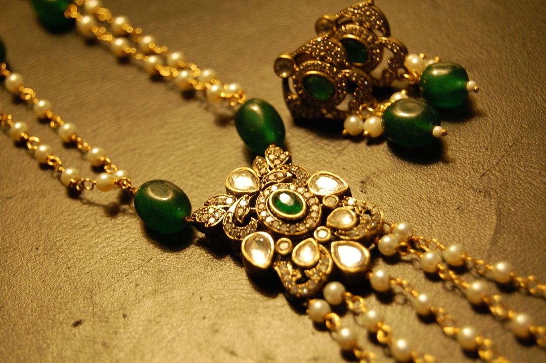 GREEN NECKLACE SET KUNDAN & PEARLS STRING