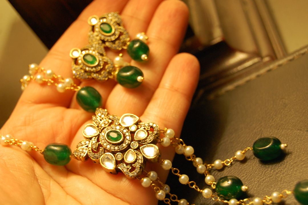 GREEN NECKLACE SET KUNDAN & PEARLS STRING