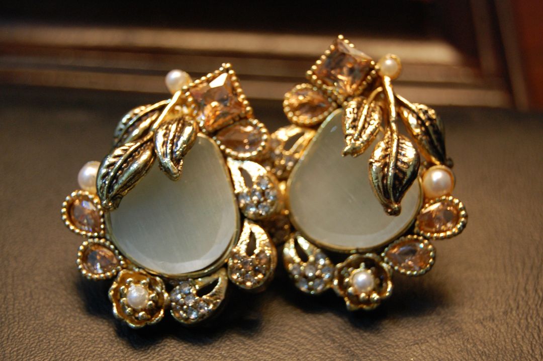 EARRINGS IN WHITE, CHAMPAGNE & ZIRCONS