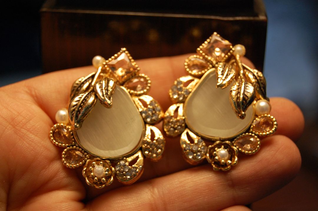 EARRINGS IN WHITE, CHAMPAGNE & ZIRCONS