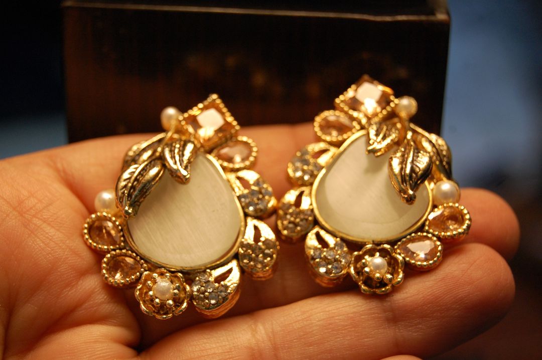 EARRINGS IN WHITE, CHAMPAGNE & ZIRCONS