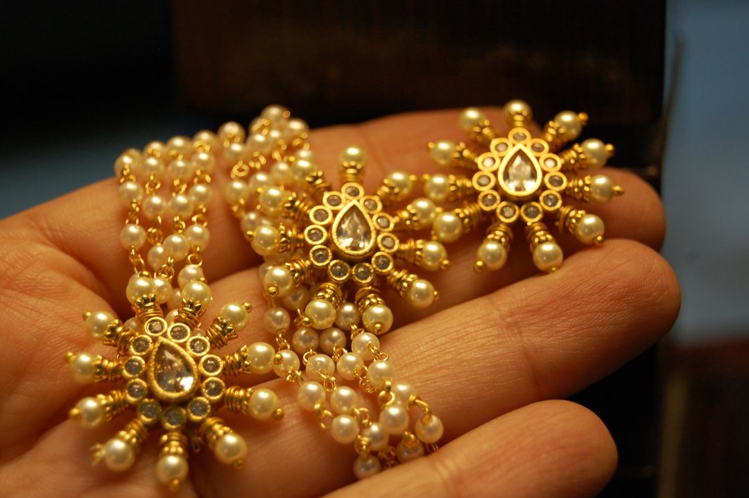 DELICATE KUNDAN & PEARLS PENDENT SETS