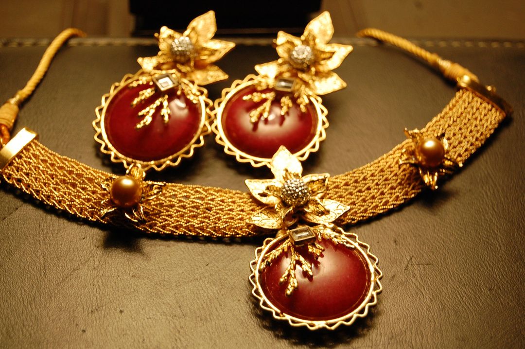 TRENDY RED STONE CHOKER SET