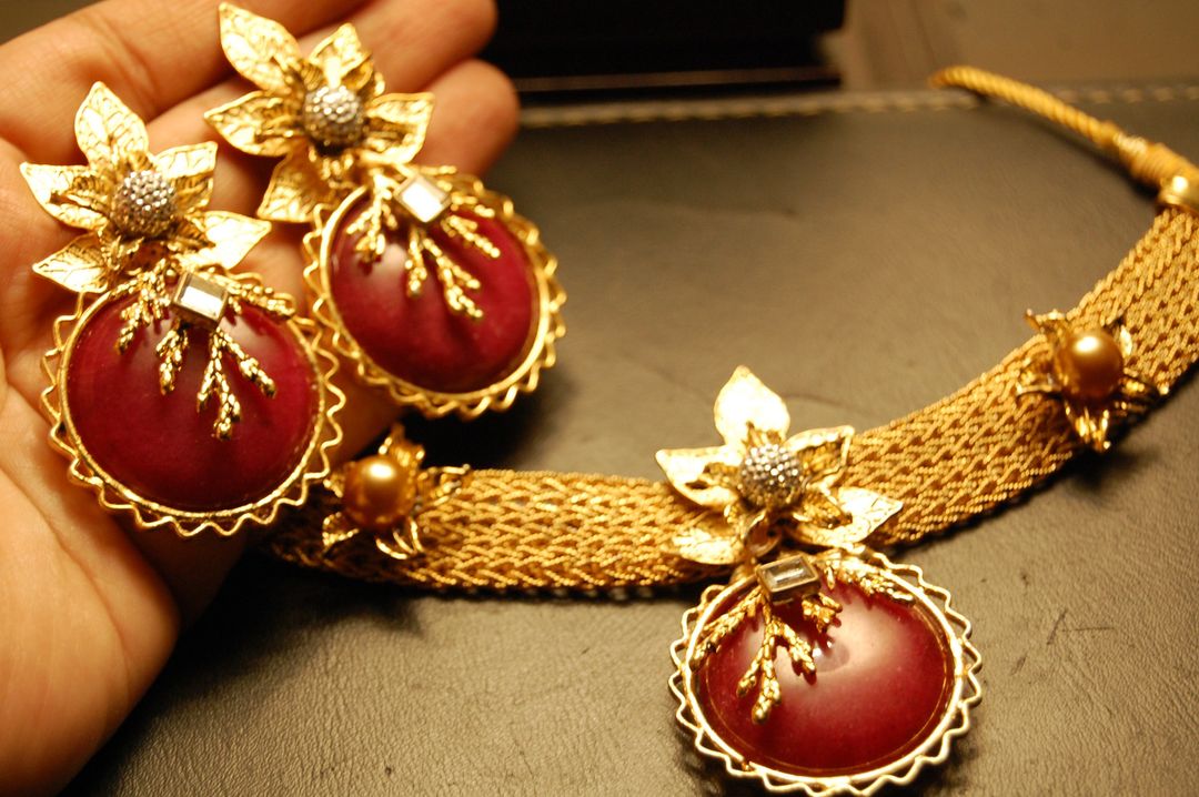 TRENDY RED STONE CHOKER SET