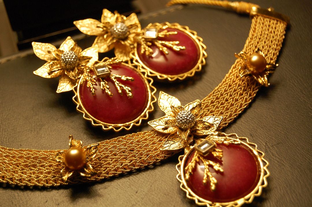 TRENDY RED STONE CHOKER SET