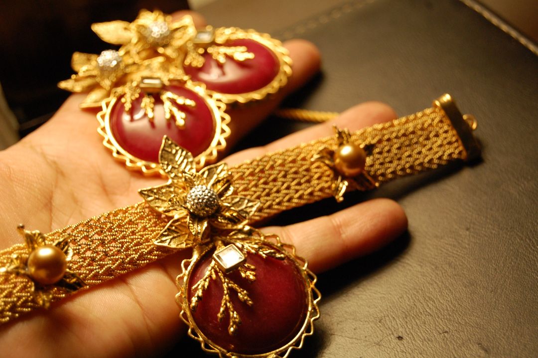 TRENDY RED STONE CHOKER SET
