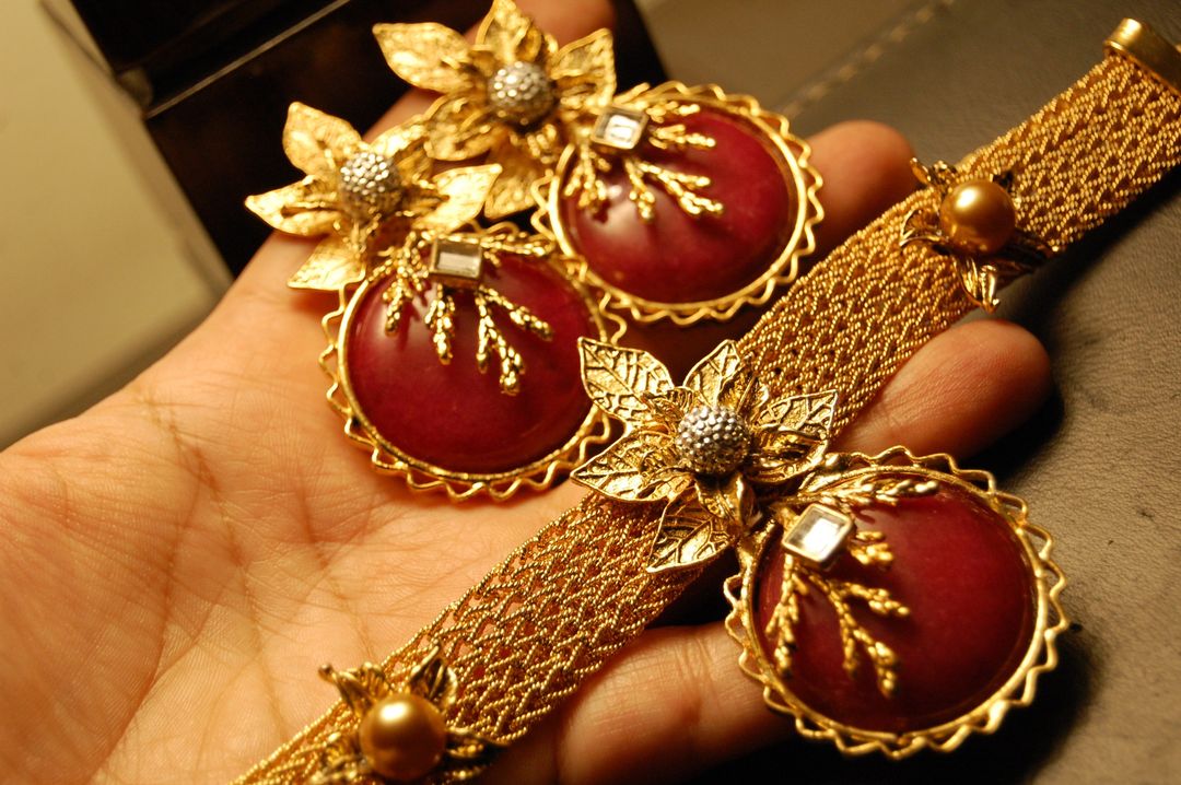 TRENDY RED STONE CHOKER SET