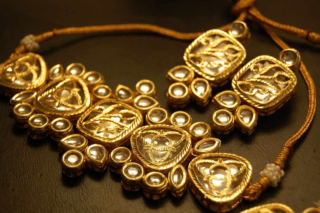 ELEGANT KUNDAN CHOKER SET WITH TEEKA