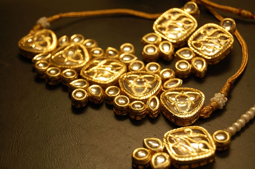 ELEGANT KUNDAN CHOKER SET WITH TEEKA