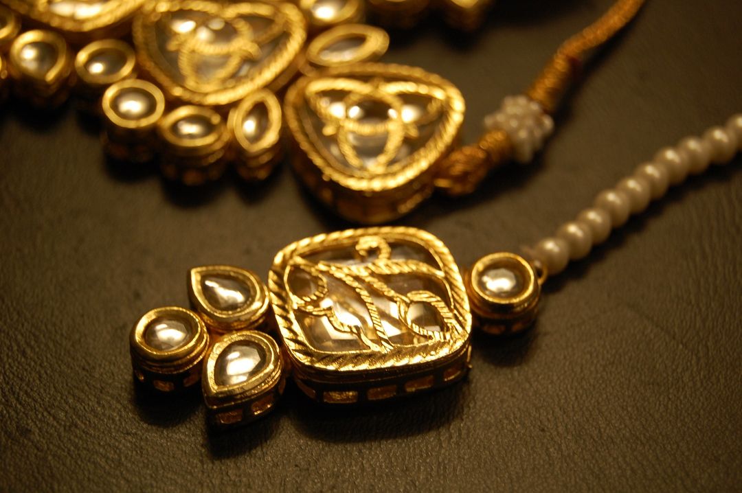 ELEGANT KUNDAN CHOKER SET WITH TEEKA