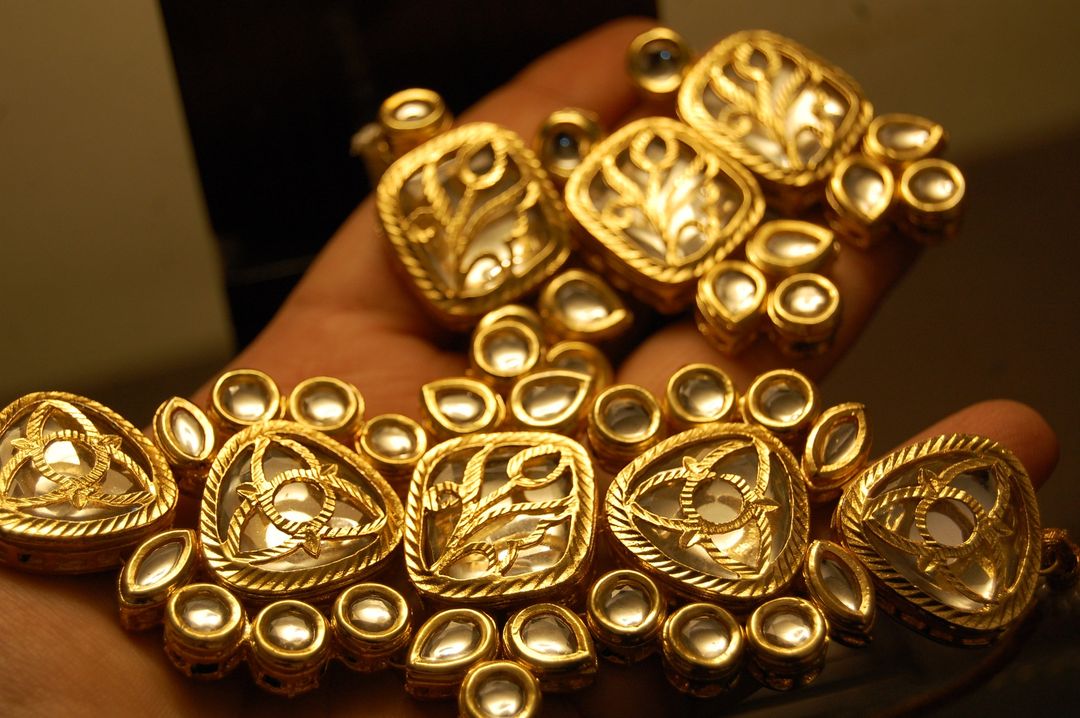 ELEGANT KUNDAN CHOKER SET WITH TEEKA