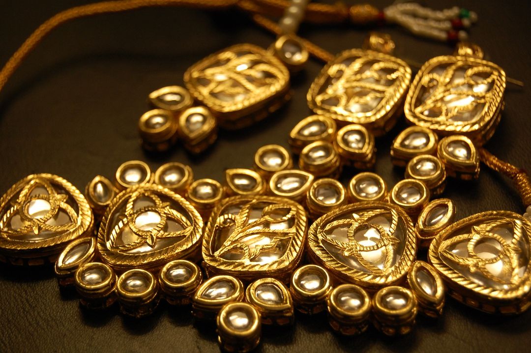 ELEGANT KUNDAN CHOKER SET WITH TEEKA
