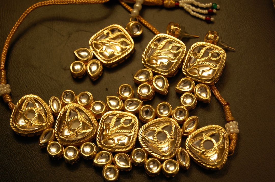 ELEGANT KUNDAN CHOKER SET WITH TEEKA