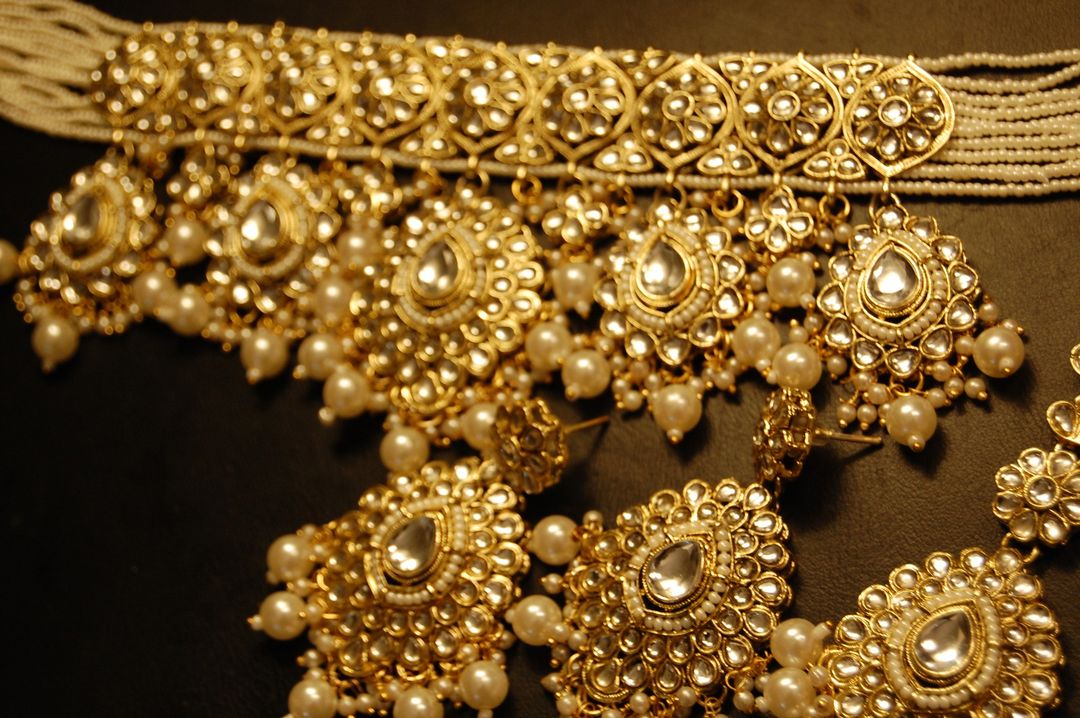 KUNDAN & PEARLS CHOKER SET WITH TIKKA