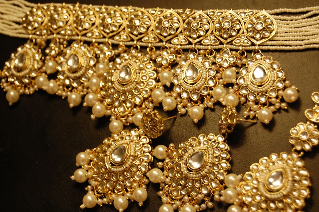 KUNDAN & PEARLS CHOKER SET WITH TIKKA