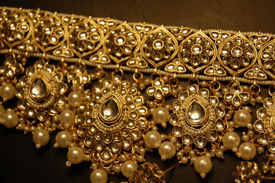 KUNDAN & PEARLS CHOKER SET WITH TIKKA
