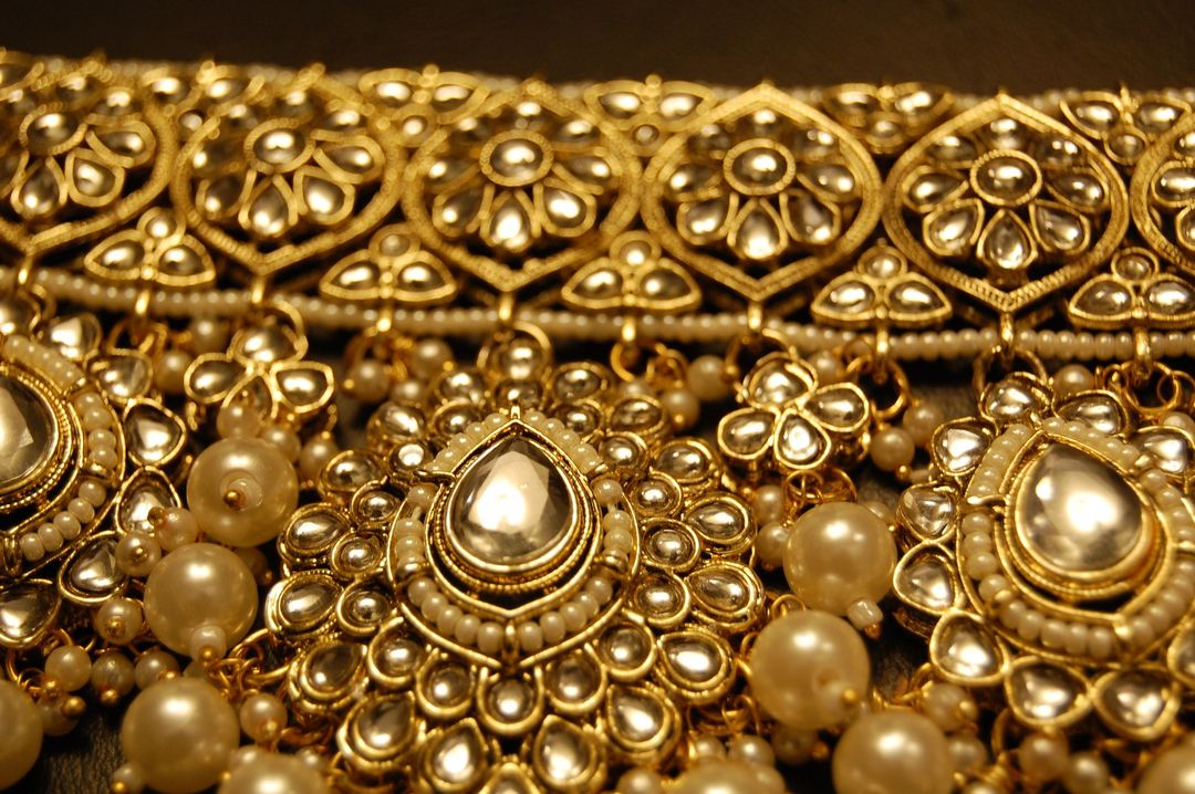 KUNDAN & PEARLS CHOKER SET WITH TIKKA