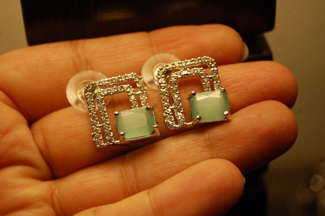 ZIRCON EARRINGS IN JADE GREEN