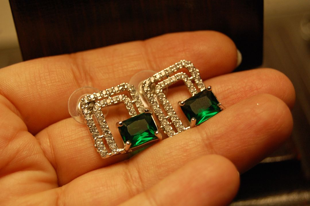 ZIRCON EARRINGS IN EMERALD GREEN