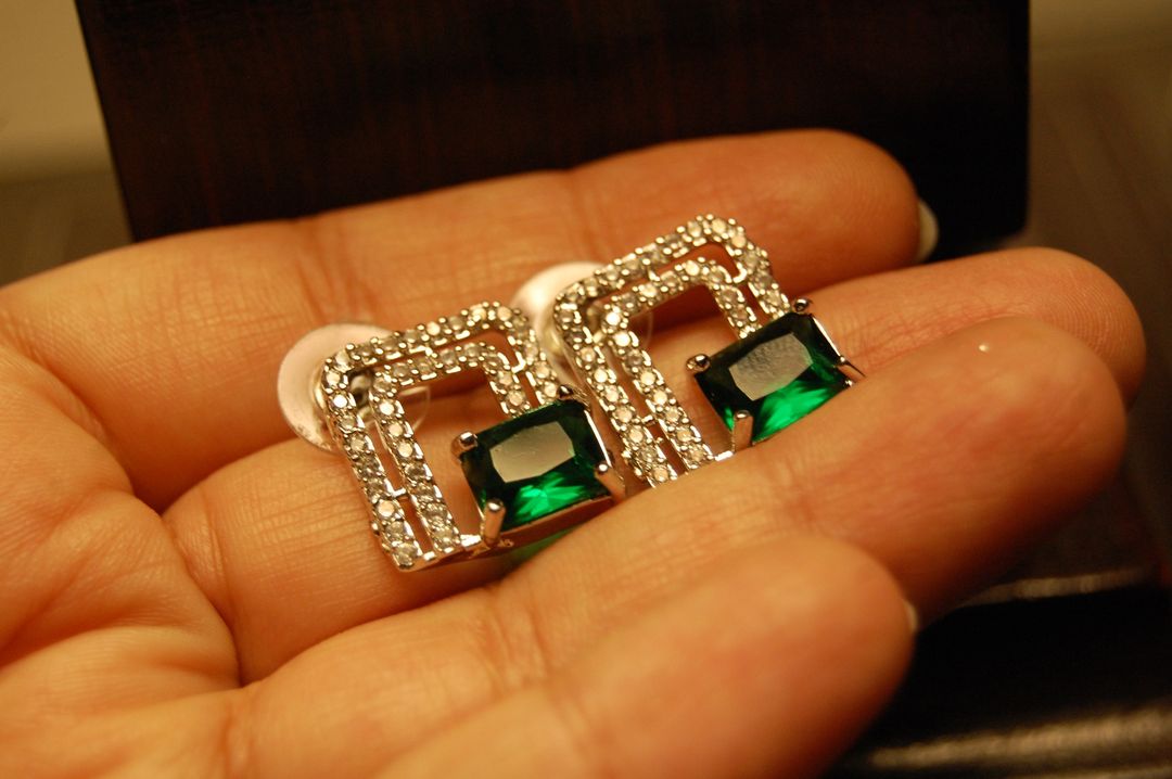 ZIRCON EARRINGS IN EMERALD GREEN