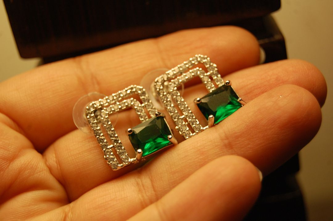ZIRCON EARRINGS IN EMERALD GREEN