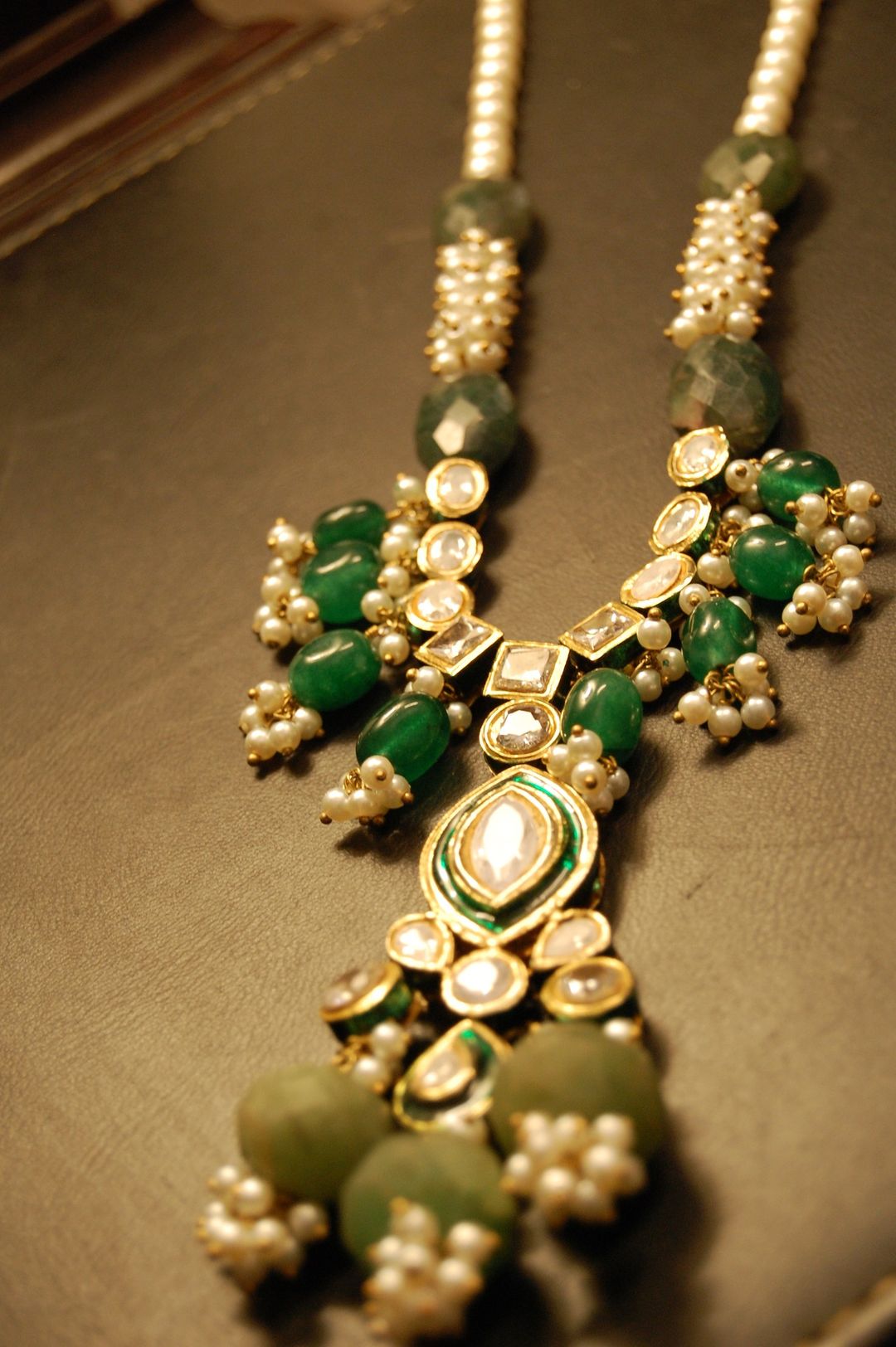 POLKI KUNDAN PANDENT IN GREEN & PEARLS STRING