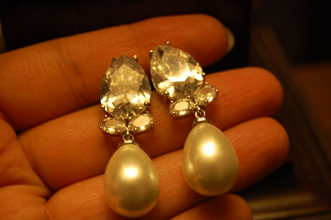 PEARL DROP EARRING