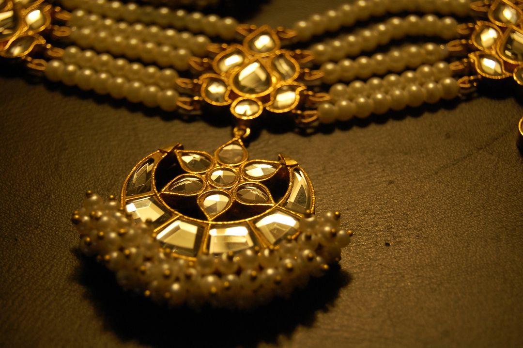 KUNDAN & PEARLS CHOKER SET