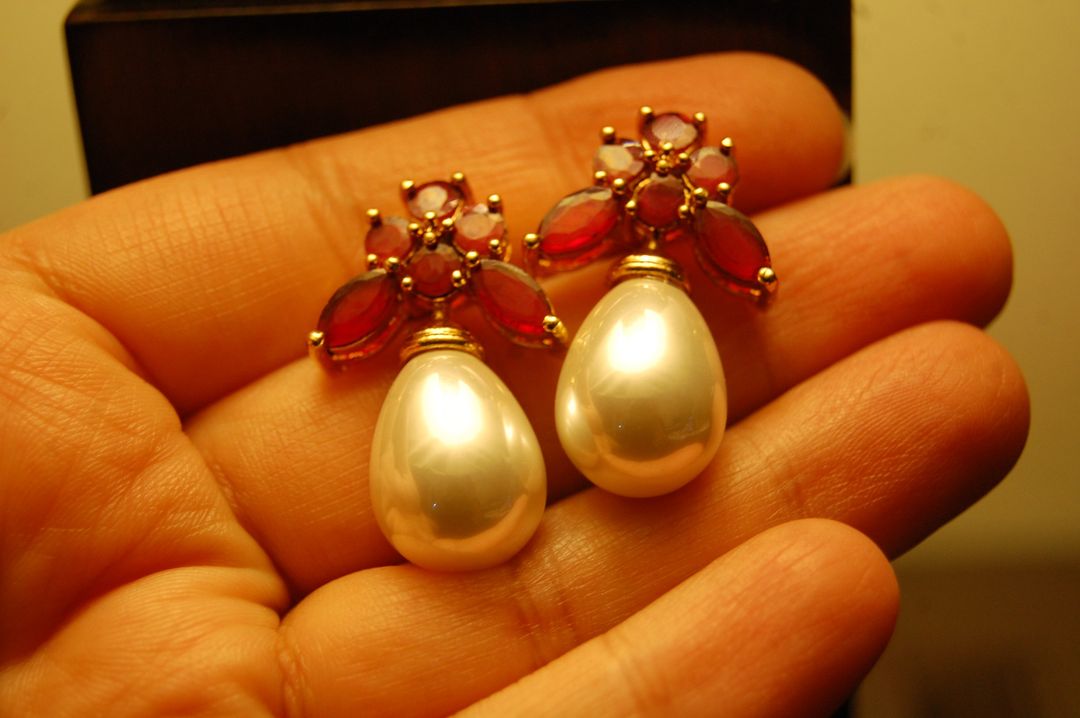 PEARL DROP WITH RED EARRINGS