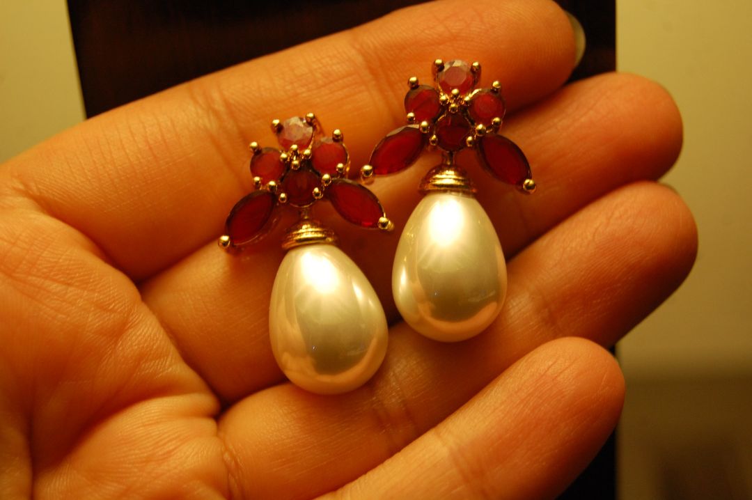 PEARL DROP WITH RED EARRINGS