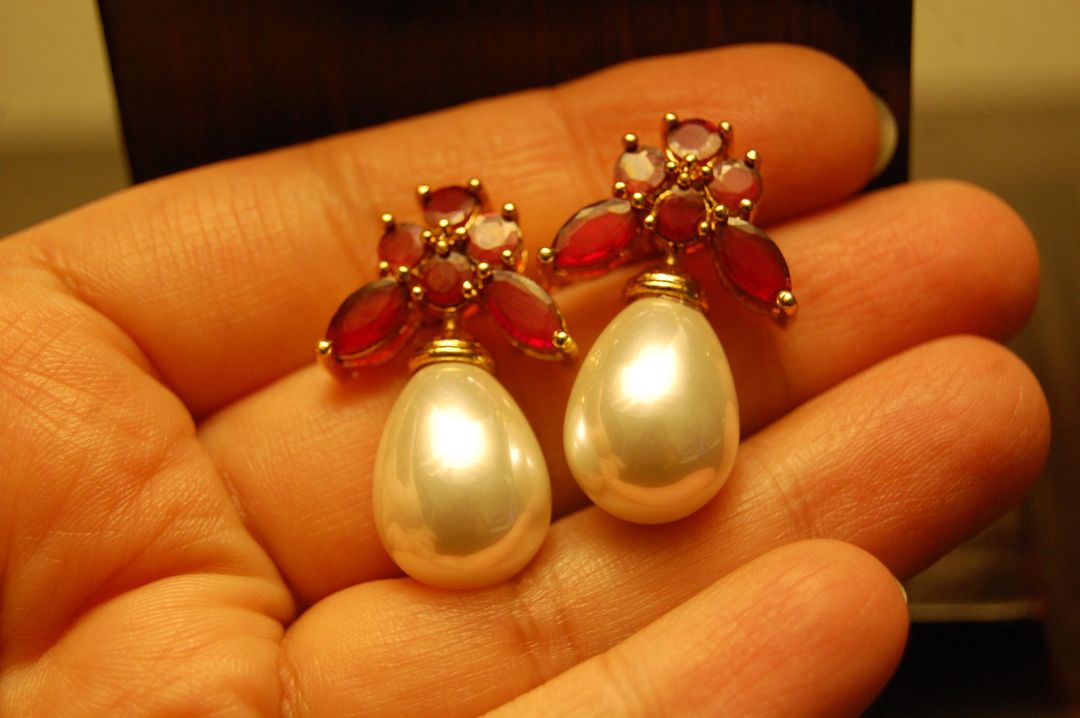 PEARL DROP WITH RED EARRINGS