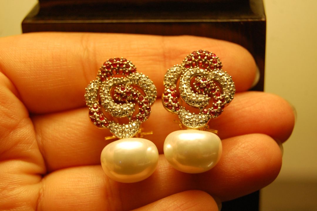 Red & zircon earrings with pearls