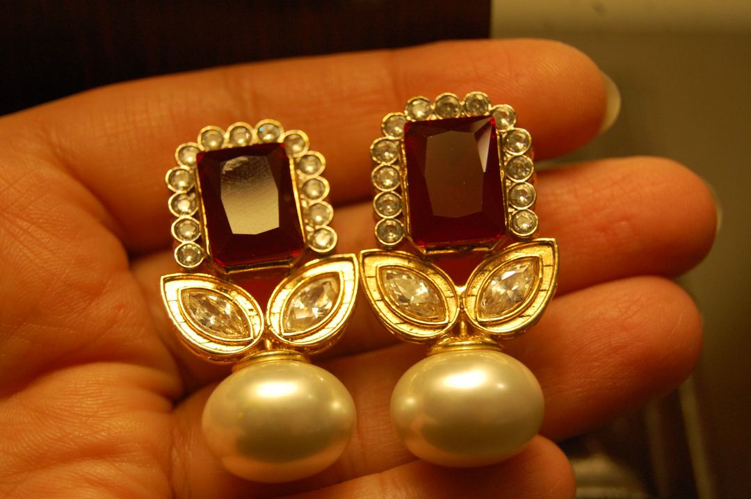 RED STONE EARRINGS WITH PEARLS