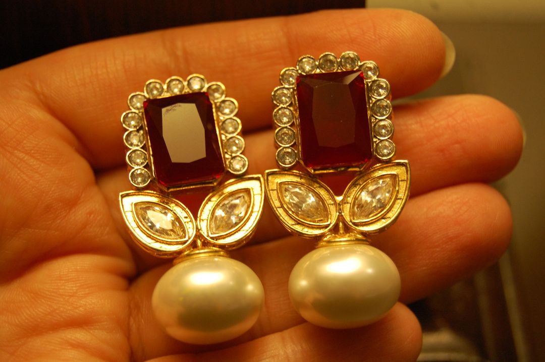 RED STONE EARRINGS WITH PEARLS
