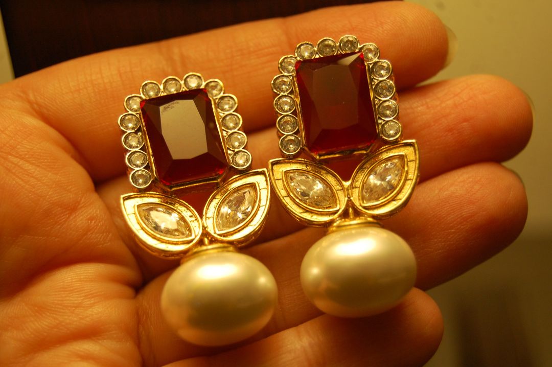 RED STONE EARRINGS WITH PEARLS