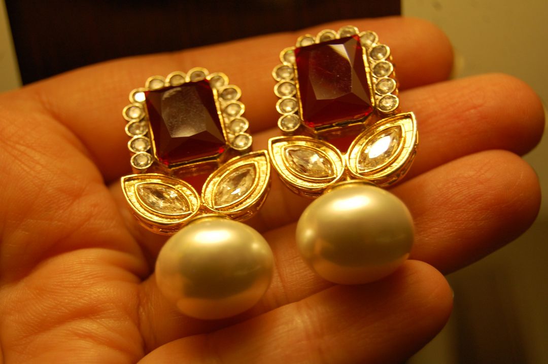 RED STONE EARRINGS WITH PEARLS