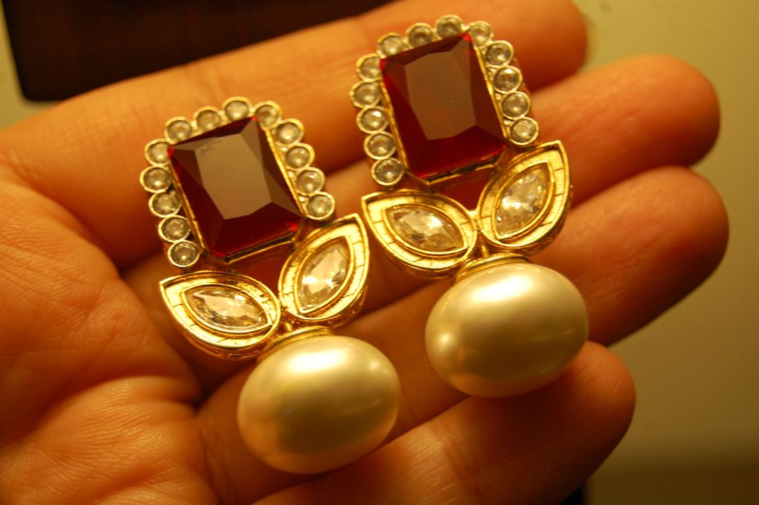 RED STONE EARRINGS WITH PEARLS