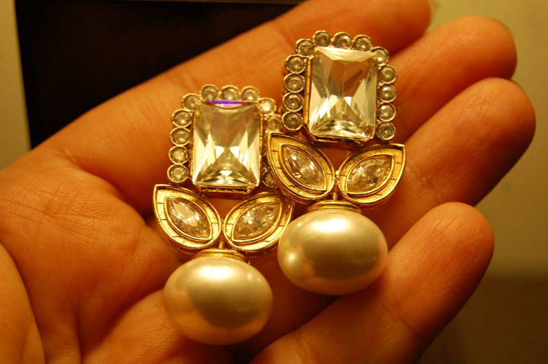 ZIRCON EARRINGS WITH PEARLS