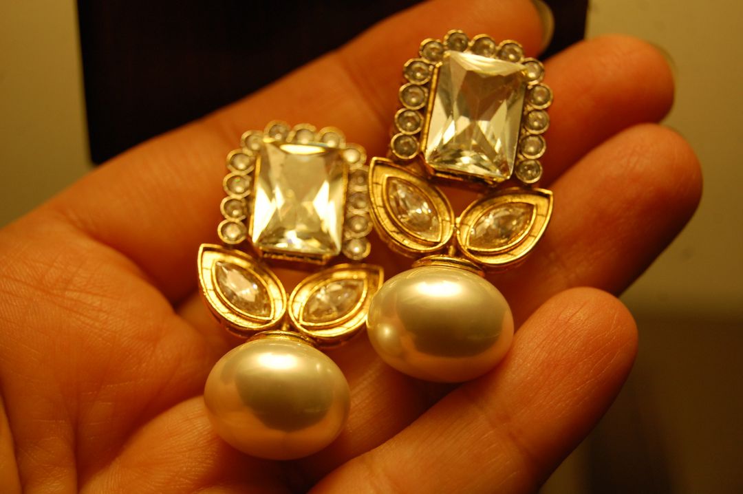 ZIRCON EARRINGS WITH PEARLS