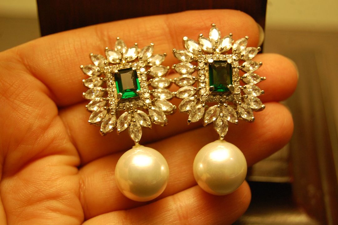 GREEN ZIRCON & PEARL EARRINGS
