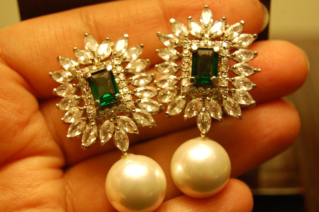 GREEN ZIRCON & PEARL EARRINGS